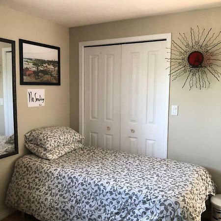 Mabuhay Lakeside Manor Bed & Breakfast Yellowknife Exterior foto