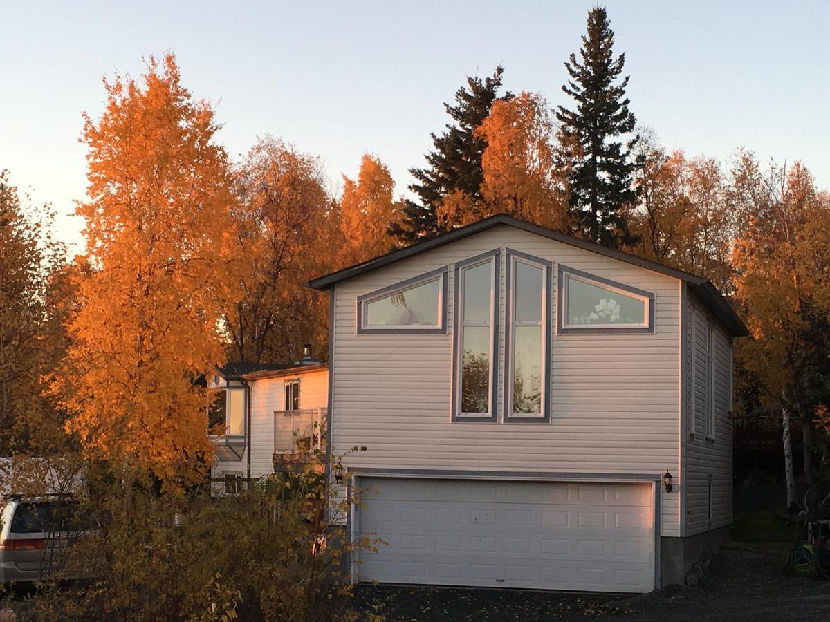 Mabuhay Lakeside Manor Bed & Breakfast Yellowknife Exterior foto