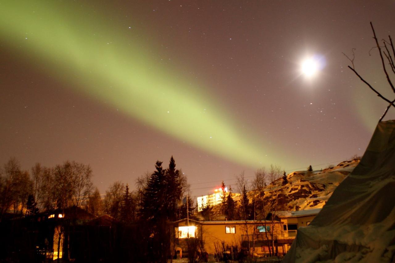 Mabuhay Lakeside Manor Bed & Breakfast Yellowknife Exterior foto