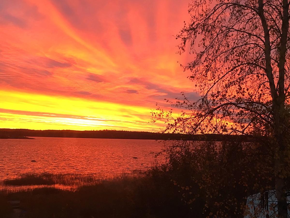 Mabuhay Lakeside Manor Bed & Breakfast Yellowknife Exterior foto