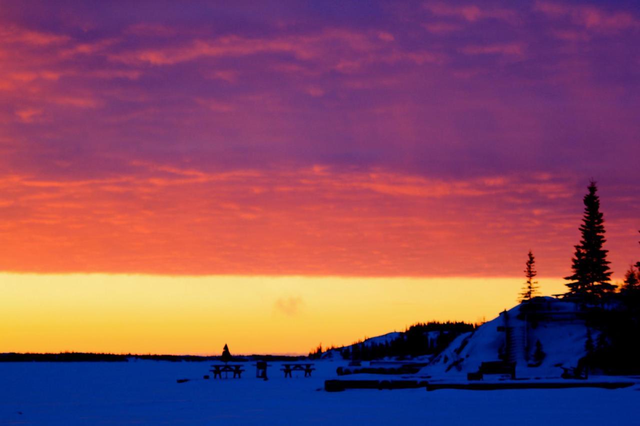 Mabuhay Lakeside Manor Bed & Breakfast Yellowknife Exterior foto