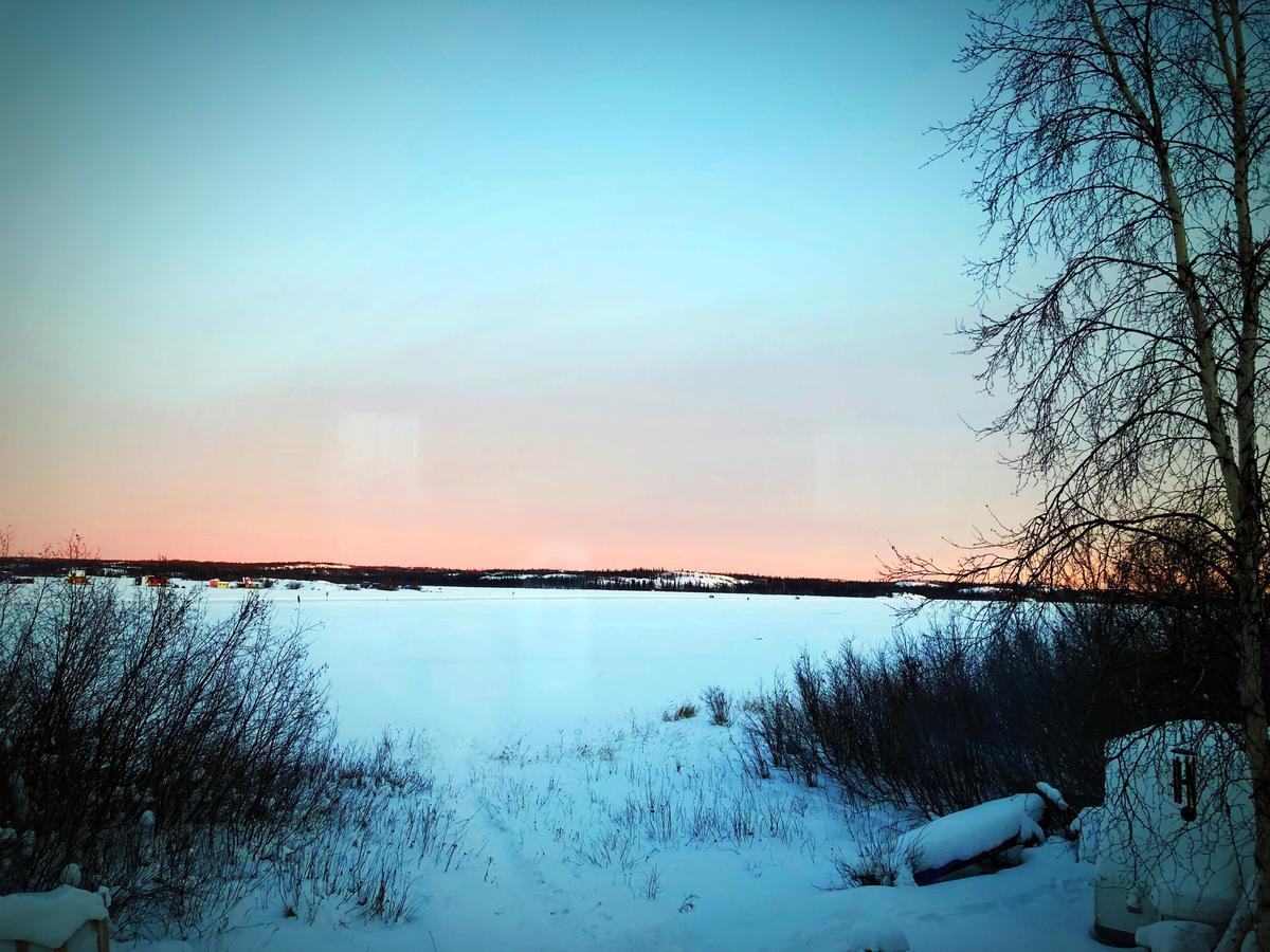 Mabuhay Lakeside Manor Bed & Breakfast Yellowknife Exterior foto