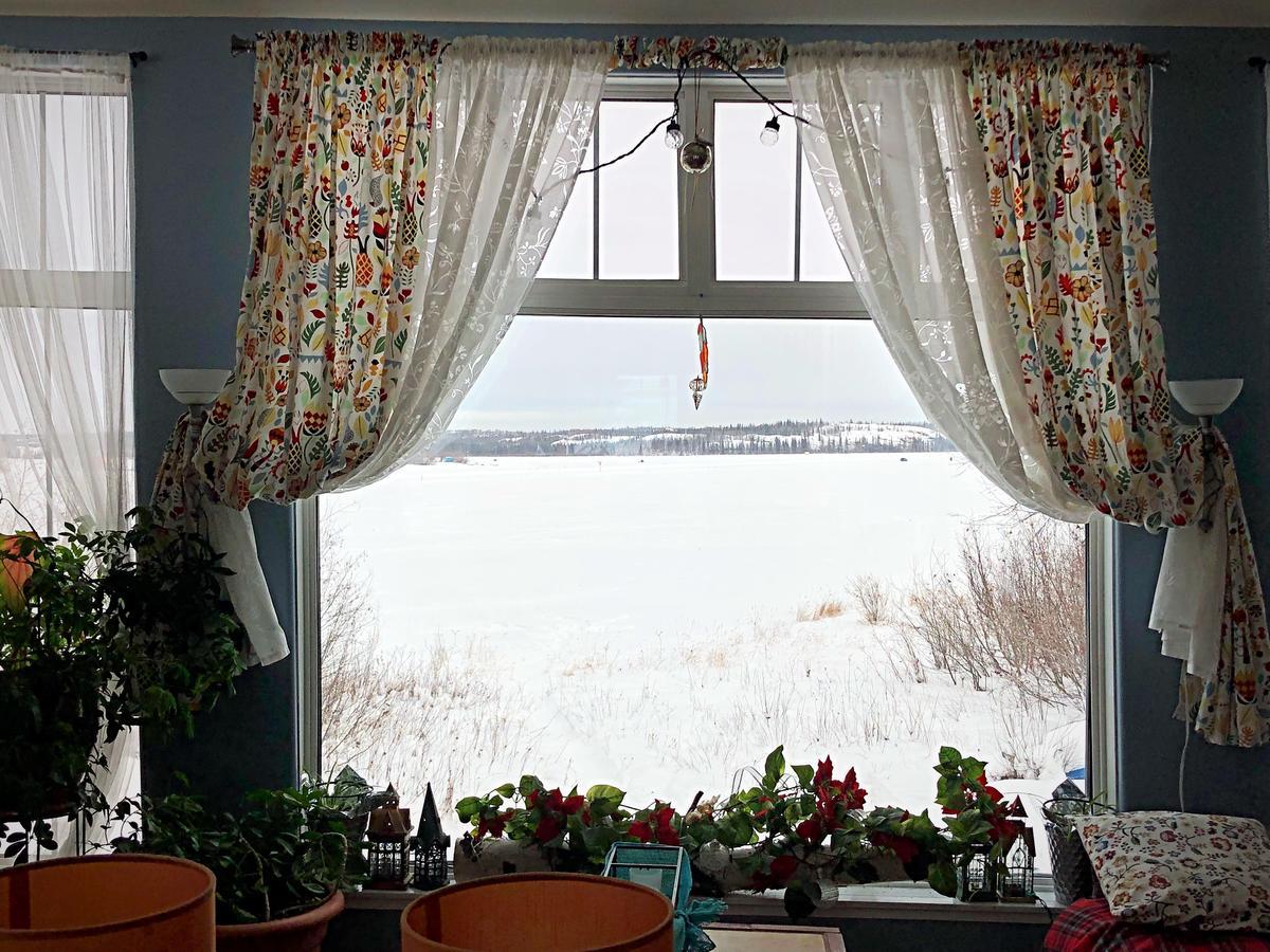 Mabuhay Lakeside Manor Bed & Breakfast Yellowknife Exterior foto