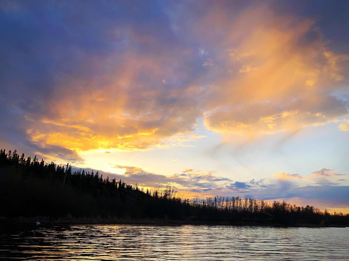 Mabuhay Lakeside Manor Bed & Breakfast Yellowknife Exterior foto