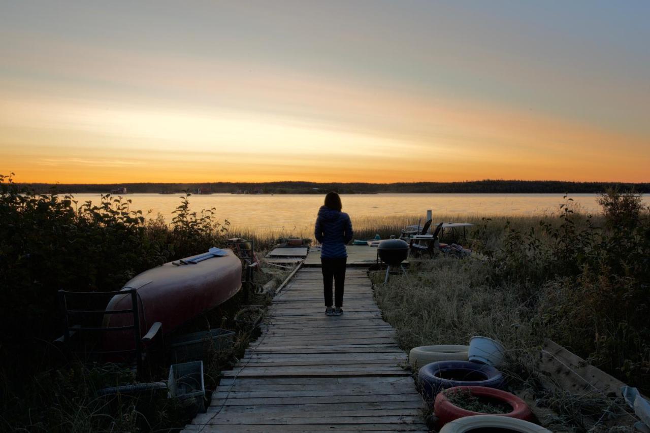 Mabuhay Lakeside Manor Bed & Breakfast Yellowknife Exterior foto