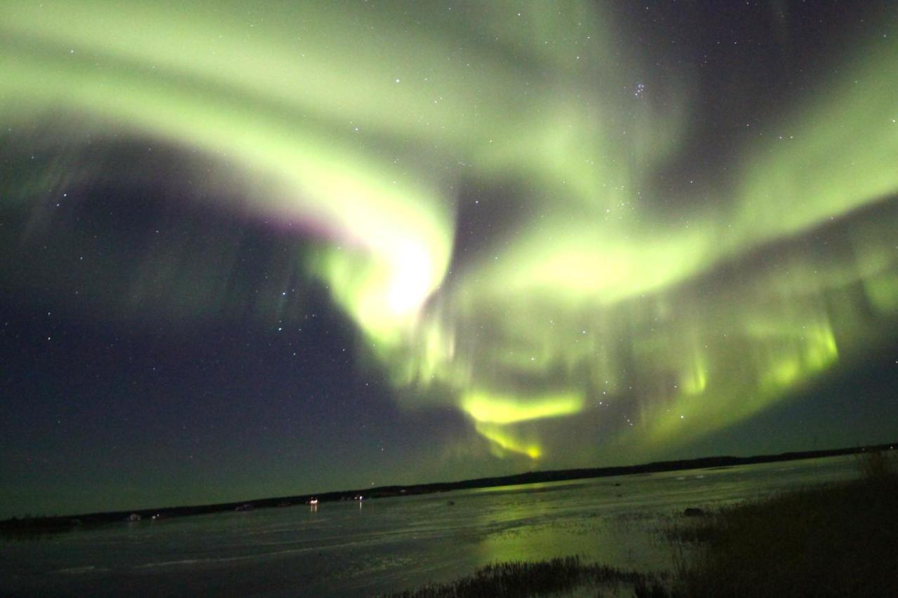 Mabuhay Lakeside Manor Bed & Breakfast Yellowknife Exterior foto