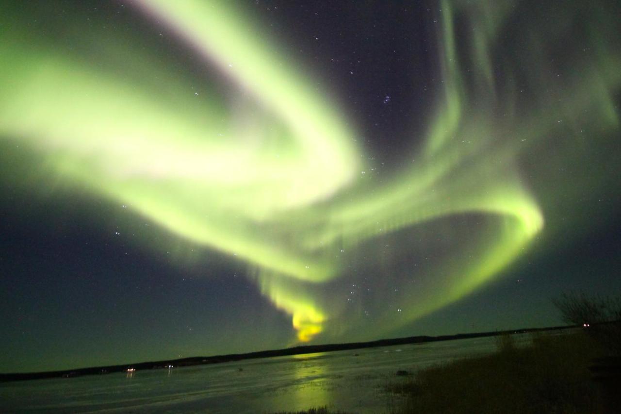Mabuhay Lakeside Manor Bed & Breakfast Yellowknife Exterior foto