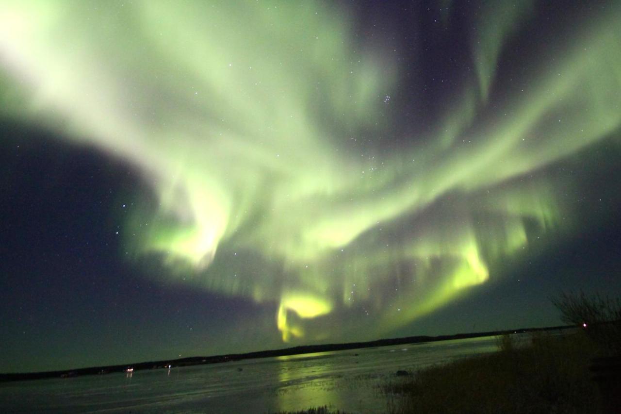 Mabuhay Lakeside Manor Bed & Breakfast Yellowknife Exterior foto