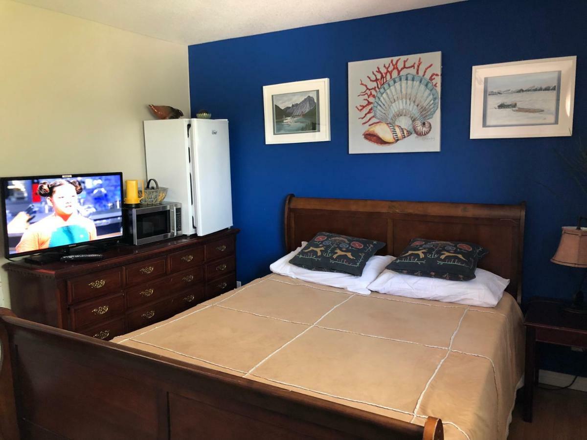 Mabuhay Lakeside Manor Bed & Breakfast Yellowknife Exterior foto
